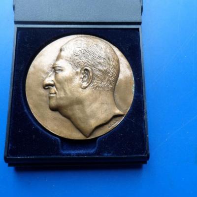 Medaille paul belmondo