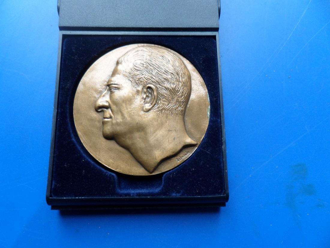 Medaille paul belmondo